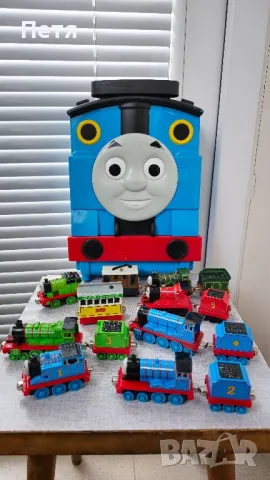 Thomas & Friends Локомотив куфар с колекция от влакчета