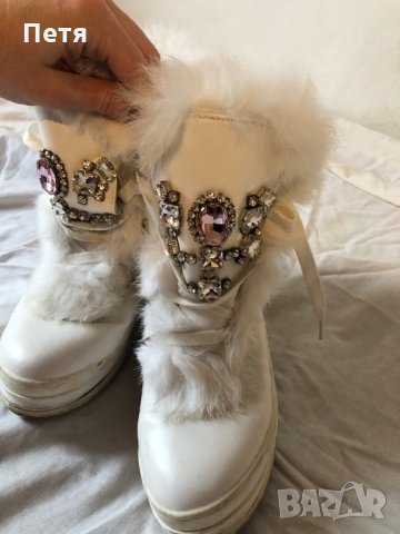 Бели ботуши със заешка кожа и камъни