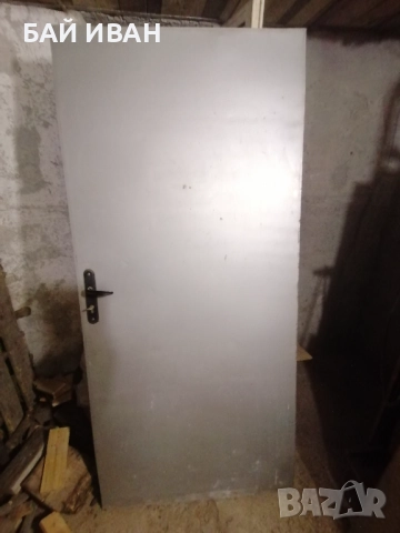 МЕТАЛНА ВРАТА 