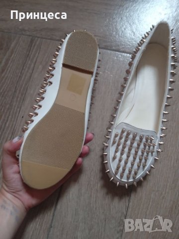 Бели мокасини със златисти шипове., снимка 5 - Дамски елегантни обувки - 37269761