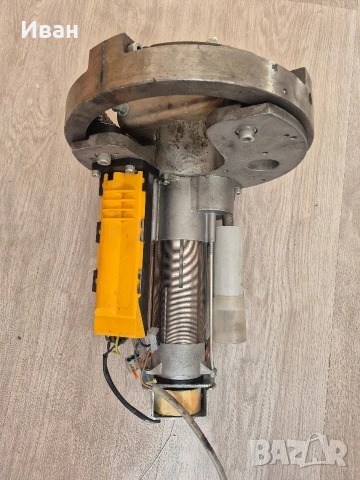 Двигател ролетна врата