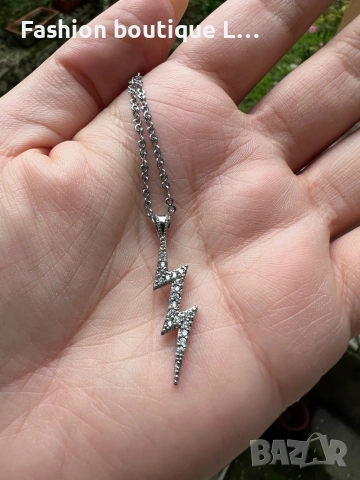 Сребърно синджирче с висулка гръмотевица с блестящи камъчета ❤️