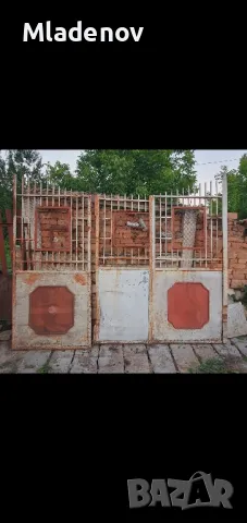 Масивен метален портал