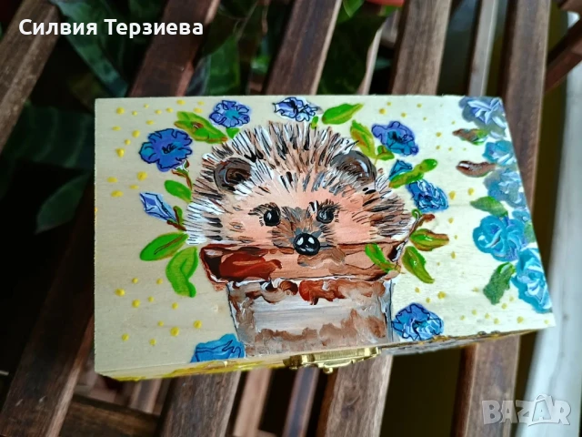 Ръчно изработена дървена кутия "Happy Hedgehogs", снимка 1