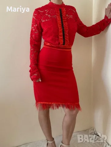Стилна червена рокля с дантела и пера. Размер С и М