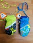 Продавам нови красиви водоустойчиви детски ръкавици с един пръст и връзки за окачване през врата , снимка 1 - Шапки, шалове и ръкавици - 35138175