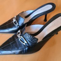 Елегантни дамски чехли Fado с тънък умерено висок ток и метален орнамент , снимка 1 - Дамски елегантни обувки - 44028299