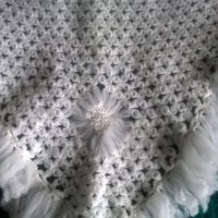 шал дамски бял елегантен триъгълен, красив и плътен, снимка 2 - Шалове - 27996179