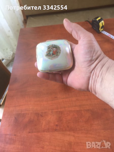 ПОРЦЕЛАН КУТИЯ КУТИЙКА ЗА БИЖУТА КОЛЕКЦИОНЕРСКА, снимка 1