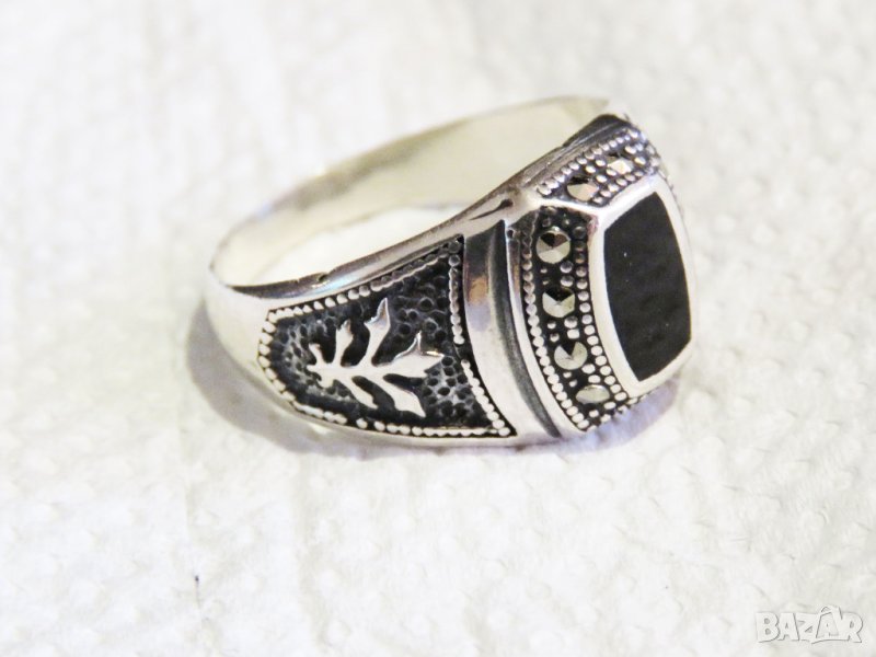 Старинен кован  красив  мъжки сребърен пръстен с черен оникс  и множество маркенази  сребро, снимка 1