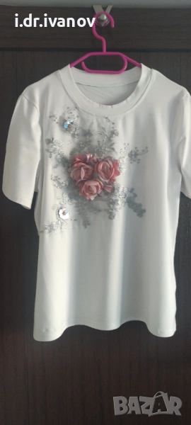нова бяла тениска с 3D цветя , снимка 1