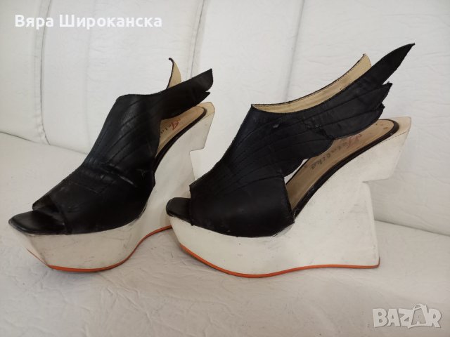Черни платформи набук с уникален дизайн на бялата подметка. Размер 36.