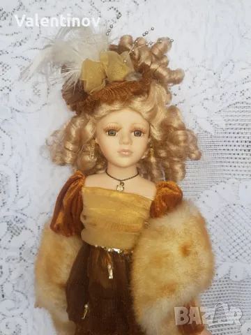 Порцеланова кукла със стойка , снимка 2 - Кукли - 50049599