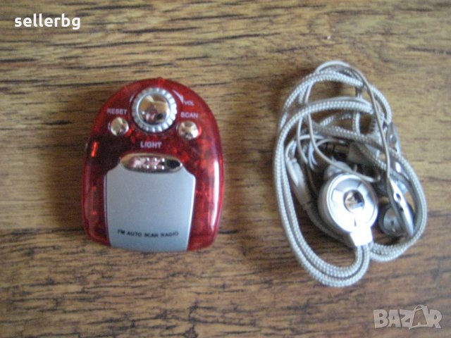 Мини джобно радио с фенерче за части, снимка 1 - MP3 и MP4 плеъри - 27602233