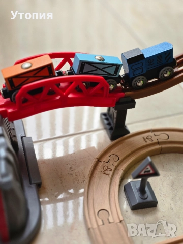 Комплект дървена писта "Hape", снимка 7 - Коли, камиони, мотори, писти - 52554237