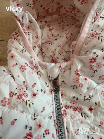 Бял елек/грейка с флорални мотиви, размер 86, снимка 5 - Бебешки якета и елеци - 49459890