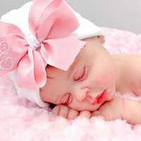 Бебешка шапчица с очарователна панделка