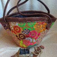 Мароканска ръчно изработена чанта от тъкана слама с флорална бродерия от памук, вълна и пайети, коже, снимка 4 - Чанти - 33509010