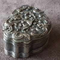 Българска възрожденска сребърна кутийка за емфие 19 век, снимка 5 - Антикварни и старинни предмети - 33066816