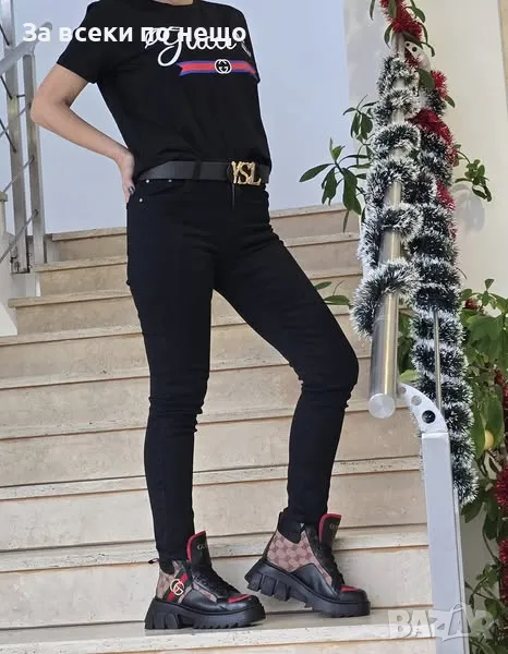 Дамски меки и еластични дънки с ефектен заден джоб с апликация от черни камъни, снимка 1