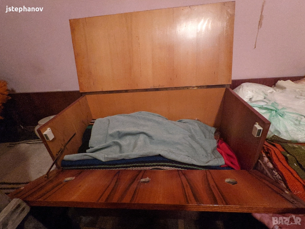 ПОДАРЯВАТ СЕ! Подарявам стари мебели - легла, шкафове, бюро, ракла, снимка 1