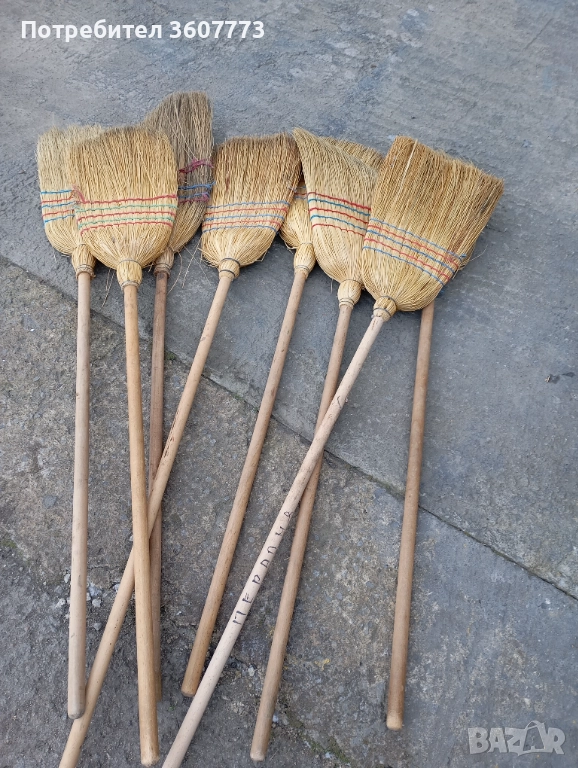 Метла с дървена дръжка , снимка 1