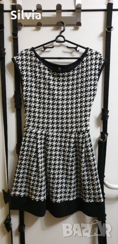 Рокля Stradivarius черно-бяла