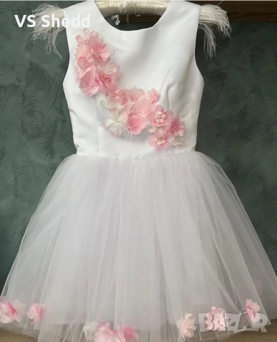 Бяла рокля с 3D цветя и пера