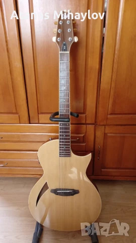 Продавам електрическа китара с пиезо адаптер.