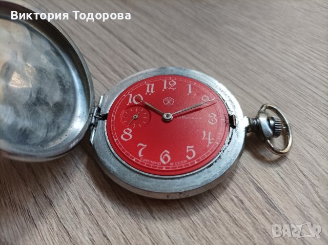 Прекрасна Молния червен циферблат , снимка 3 - Антикварни и старинни предмети - 43370757