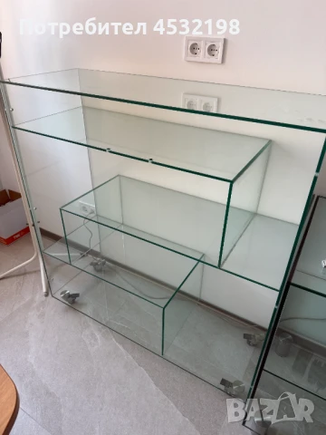 Стъклен шкаф / витрина