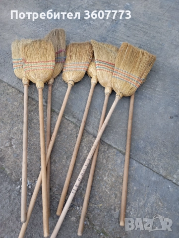 Метла с дървена дръжка 