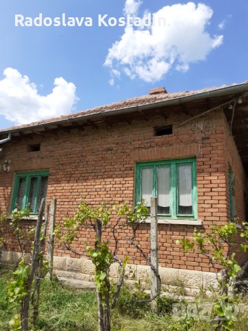 Тухлена къща с гараж и постройки в с. Райнино