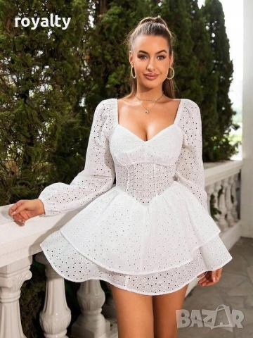 Бяла дантелена многослойна мини рокля с дълги ръкави