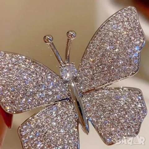 🦋 Ефектна брошка пеперуда с кристали – блясък и изящество в едно! 🦋
, снимка 1
