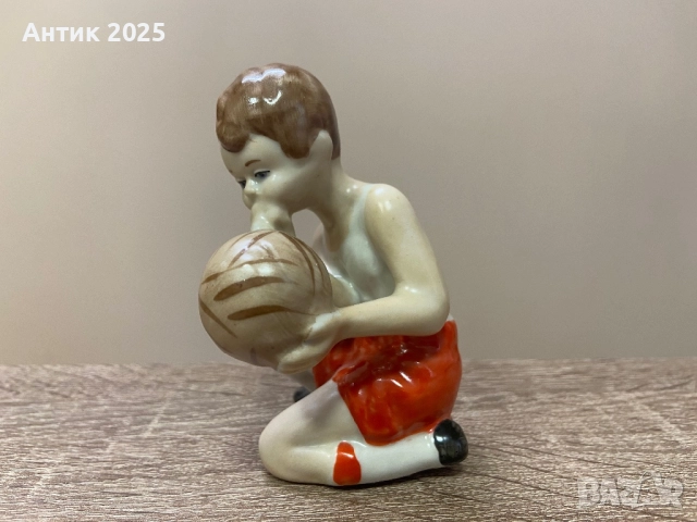 Статуетка „Млад футболист“. Порцелан. СССР. Полонски ЗХК., снимка 3 - Антикварни и старинни предмети - 52469538