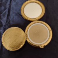 Старинно  огледалце-пудриера, снимка 5 - Антикварни и старинни предмети - 36465541