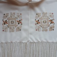 Ръчно бродиран копринен шал с автентичен български мотив - по поръчка, снимка 1 - Шалове - 39637065