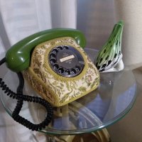 Ретро тапициран телефон, снимка 1 - Антикварни и старинни предмети - 27429885