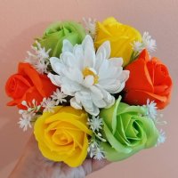💛🌷🍀Ново💛🌷🍀Метални кашпи със сапунени рози и в средата хризантема за разкош.                   , снимка 5 - Подаръци за жени - 43985744