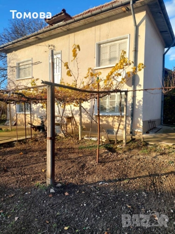 Продавам  двуетажна къща с двор в село Горна Бешовица, снимка 2 - Къщи - 43938383