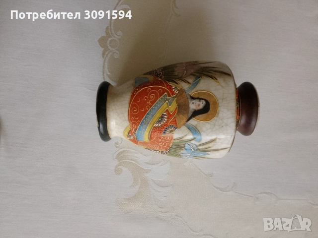 Порцеланова японска ваза с напукан ефект и рисувана със 24 каратово злато  , снимка 17 - Антикварни и старинни предмети - 51906443