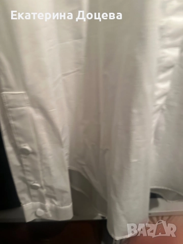 Бяла риза, с декоративни копчета на ръкавите, снимка 2 - Блузи с дълъг ръкав и пуловери - 52717583