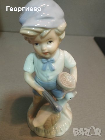 Продавам порцеланова фигурка на момченце
