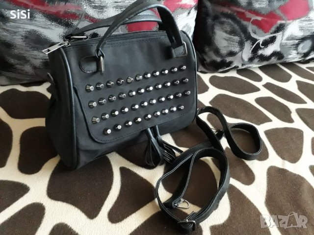 Черна чанта с капси, снимка 4 - Чанти - 27451552