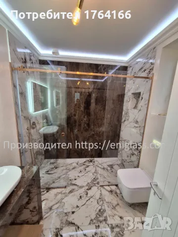 Стъклена душ кабина със златен обков и плъзгащи врати по поръчка от ЕНИГЛАС