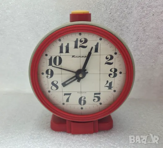 Механичен! Голям Настолен Часовник/Будилник/ ЯНТАРЪ, 4 КАМНЯ, СССР