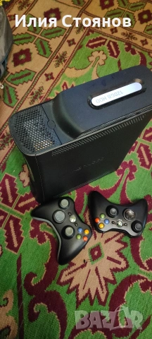 конзола Xbox 360 хакнат със кабели игри и два безжични контролера