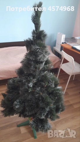 Изкуствена коледна елха с връхчета на клонките. H=145 cm/Diam: max80cm