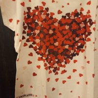 Тениска сърца , къс ръкав розов фон с нежни сърца вишнево и червено като разпръснати листенца , снимка 1 - Тениски - 37246837